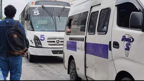 Señalan ciudadanos tardanza en servicio de unidades de Ruta 5