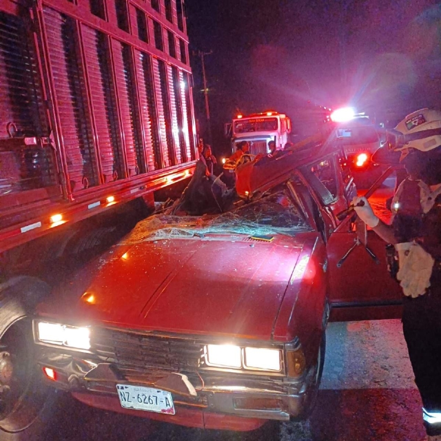 El hombre quedó éntrelos fierros retorcidos de la camioneta.