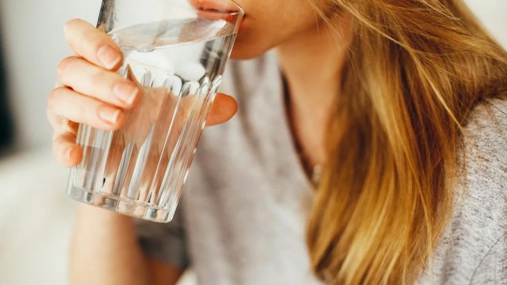 ¿Duermes con un vaso de agua junto a tu cama? Nunca la bebas por la mañana