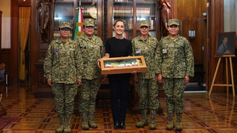 Sheinbaum muestra banda presidencial que usará en el Grito de Independencia