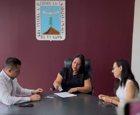 La presidenta de la Mesa Directiva, Jazmín Solano, recibió el documento remitido por el magistrado Juan Emilio Elizalde sobre la terna de aspirantes a la presidencia del Poder Judicial. 