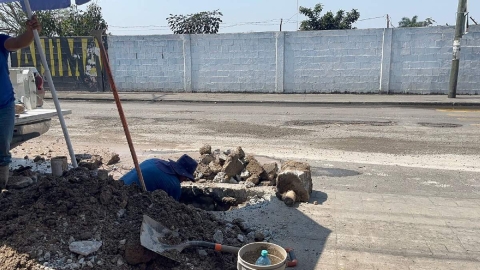   Una de las fugas se present&oacute; en la entrada principal del Tecnol&oacute;gico de Zacatepec, de la que los trabajadores buscaban el origen, hasta el mediod&iacute;a de ayer.