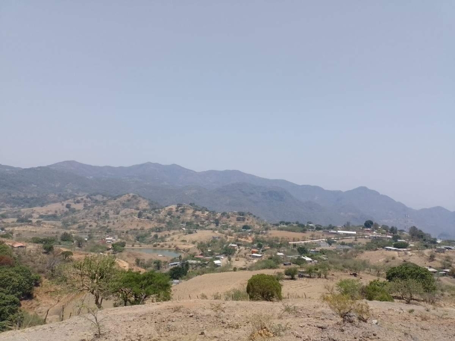 El dirigente ejidal comentó que no quieren que el gobierno les compre las tierras, sino que los indemnice mediante un acuerdo, y aseguró que cuentan con documentos que acreditan la propiedad.