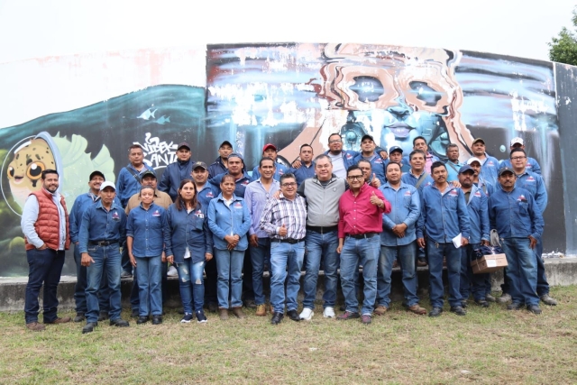 Edil Rafael Reyes entrega herramienta a personal del Sistema de Agua de Jiutepec