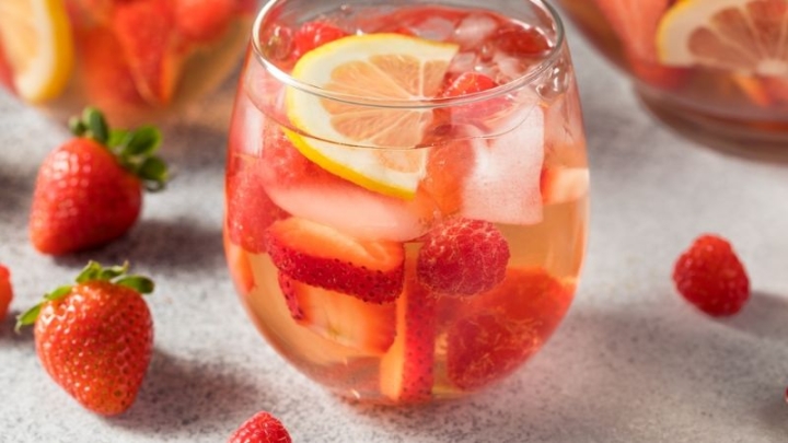 Refresca tu tarde con esta deliciosa sangría rosa hecha con vino rosado