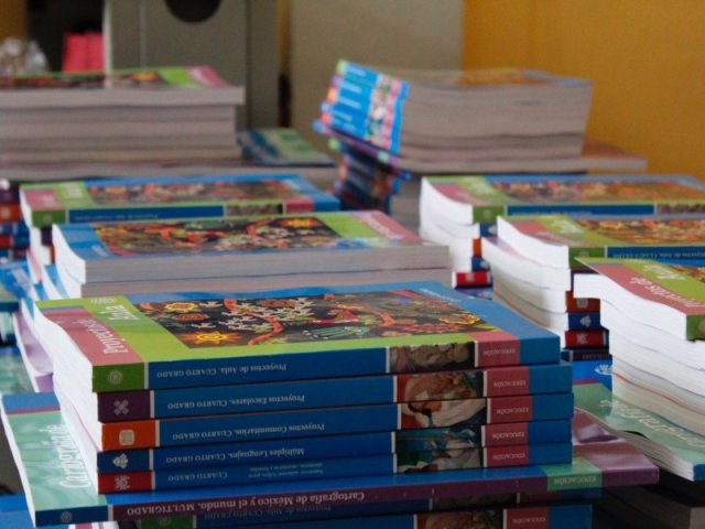 Manifestantes aseguran entrega de libros escolares en Chihuahua