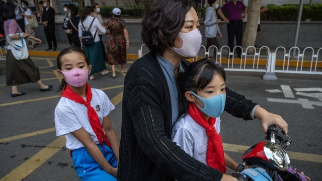 Cierran escuelas y cancelan vuelos en China por COVID.