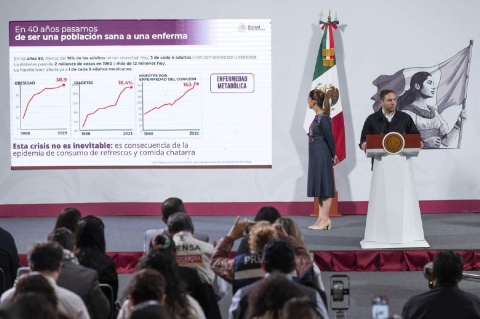 En la conferencia de prensa matutina de ayer, se informó que la evidencia histórica refiere que cuando fue aplicado el Impuesto Especial sobre Producción y Servicios (IEPS) a los refrescos, se logró una disminución en el consumo de hasta 9.7 por ciento. 