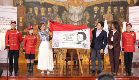 Gobierno de México conmemora a docentes con estampilla postal y billete de lotería