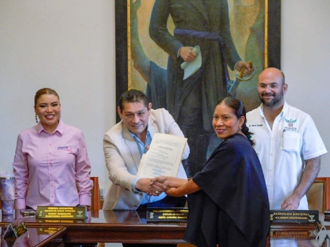 El alcalde Jesús Corona entregó la constancia a Liliana Chimal.