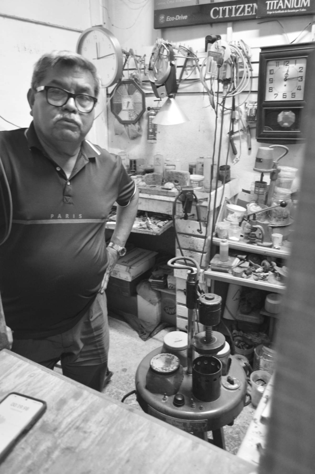 Para ser relojero se necesita paciencia e inter&eacute;s en conocer el mecanismo de los relojes, comparte Avid&aacute;n desde su local, en el mercado Antonio Riva Palacio de Jojutla. 