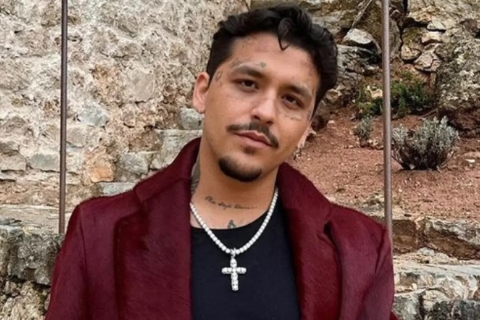 Christian Nodal enfrenta acusaciones por falsificación de contratos; disputa legal con Universal Music podría durar seis meses