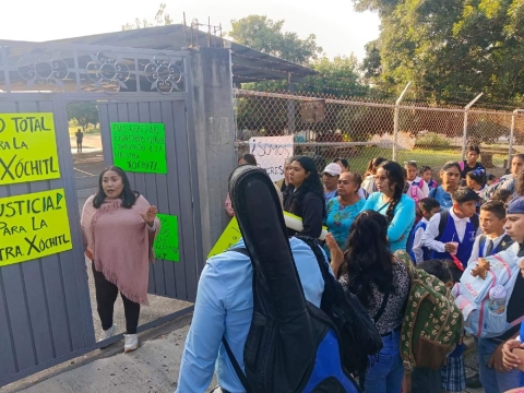 Padres toman primaria de Amacuzac por cambio de maestra