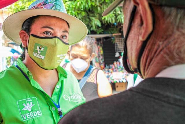 Cynthia Pérez Suero recorre calles de la colonia Antonio Barona a petición de la ciudadanía