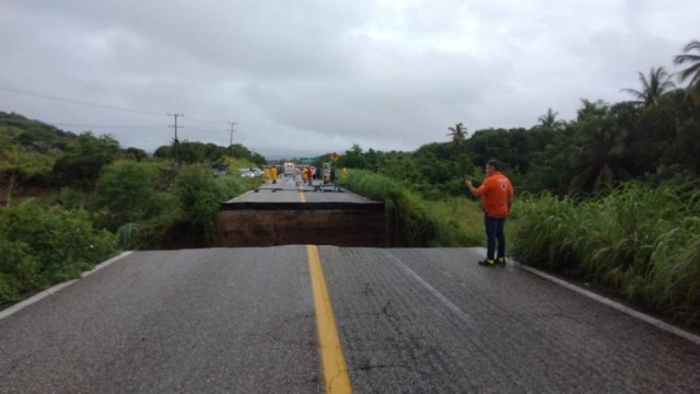 Tormenta Tropical &#039;Max&#039; parte en dos la carretera Acapulco-Zihuatanejo en Guerrero