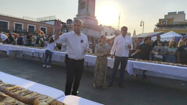 Realiza Sistema DIF Cuernavaca partida de rosca en explanada del palacio de Cort&eacute;s