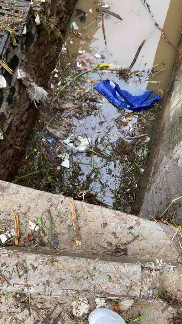 La zona que queda para el paso del agua es estrecha.