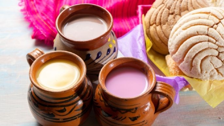 ¿Mañana fría? Comienza tu día con esta receta de atole de guayaba y avena, así lo preparas