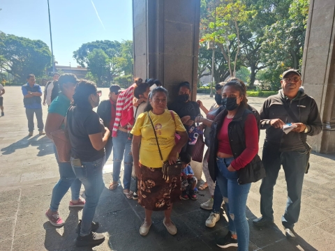 Familias realizaron una movilización pacífica en el palacio de gobierno.   