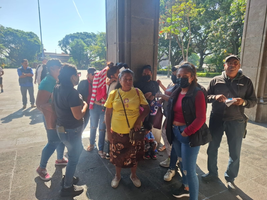 Familias realizaron una movilización pacífica en el palacio de gobierno.   