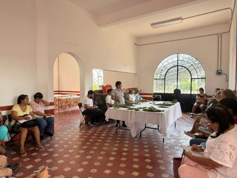 El taller, ofrecido de manera práctica, pretende que quienes asisten puedan elaborar sus propios productos para atender padecimientos cotidianos.