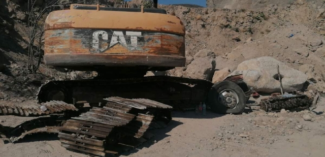 Trabajadores quedaron atrapados por el derrumbe del paredón.