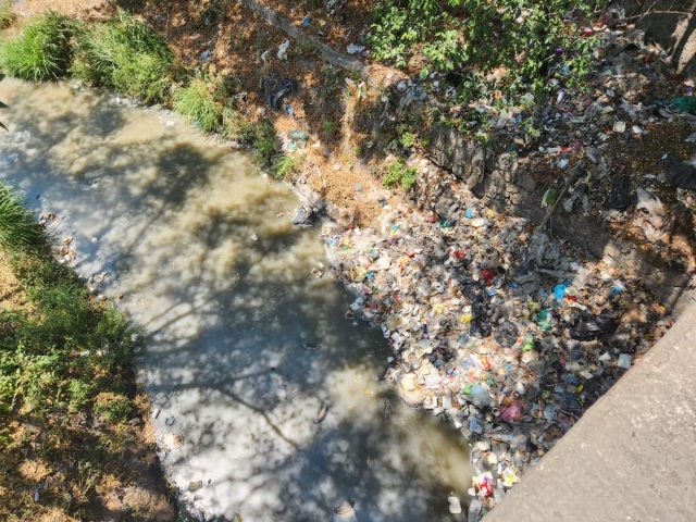  La basura se ha acumulado a orillas de la barranca.