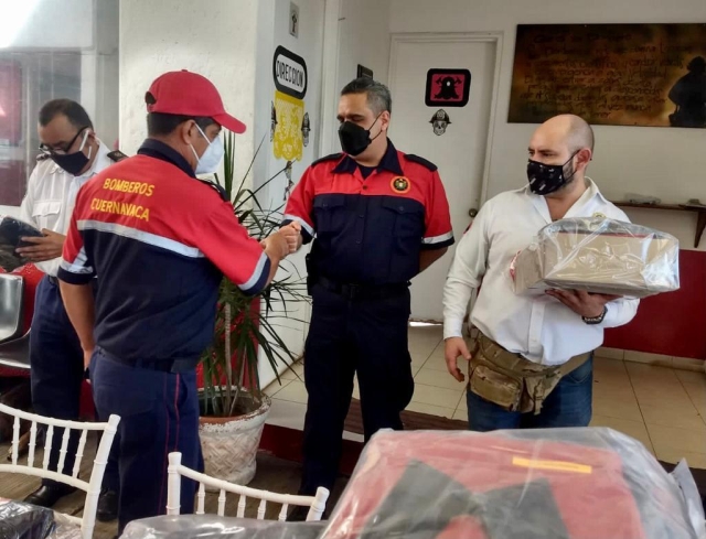 Entrega titular de SSP Cuernavaca uniformes al H. Cuerpo de Bomberos