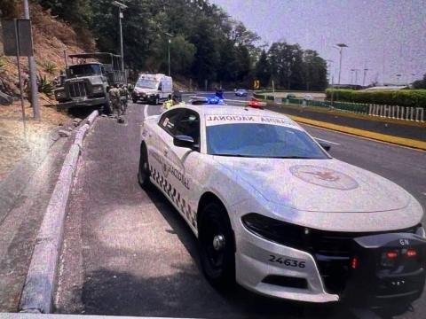 El camión se impactó al salir de la curva.