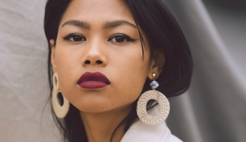 El tono berry conquista abril 2025: el color de labios que todas están usando