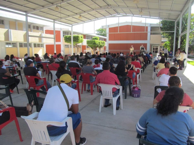 Con un plantel que quedó con vicios ocultos, los más de mil alumnos regresarán a clases el próximo 18 de octubre, acordaron padres y autoridades educativas de la secundaria.