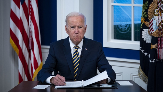 FBI busca más documentos clasificados en otra casa de Biden