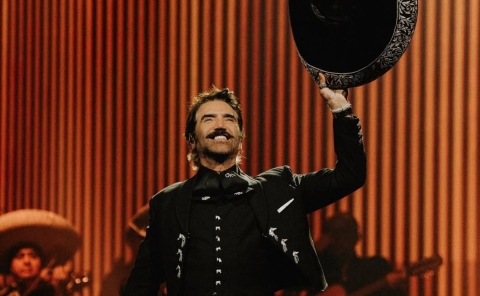 Alejandro Fern&aacute;ndez reaparece desde el hospital tras operaci&oacute;n de urgencia