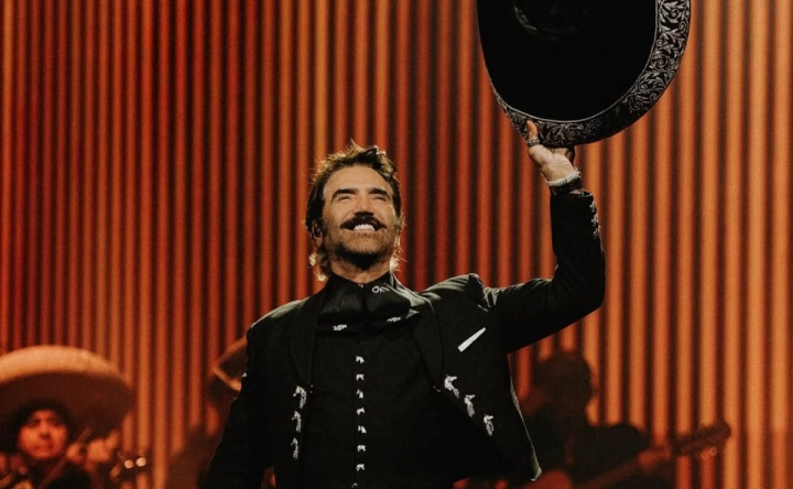 Alejandro Fern&aacute;ndez reaparece desde el hospital tras operaci&oacute;n de urgencia