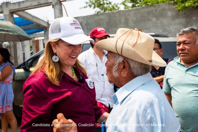 Margarita González visitó la colonia Universo, de Cuernavaca, este lunes.   