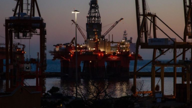 Refinerías de EU reciben últimos cargamentos de petróleo ruso antes de veda