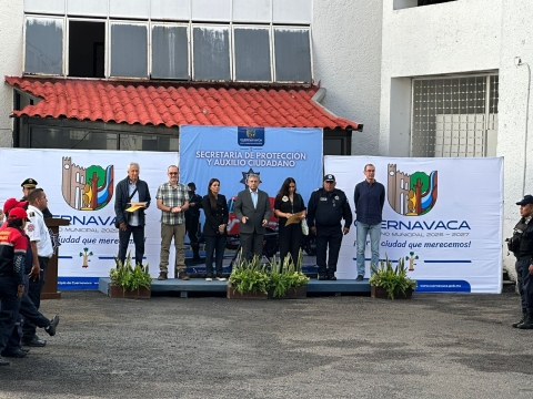 Entrega alcalde de Cuernavaca reconocimientos a policías y bomberos destacados