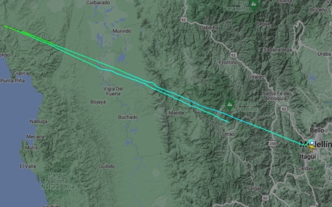 Desaparece avión con 10 personas tras perder contacto en Colombia