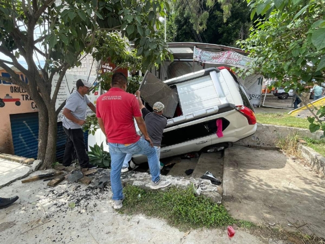 La camioneta resultó con diversos daños.