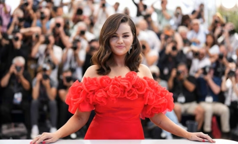 Candidato al Senado propone deportación de Selena Gomez y ella responde