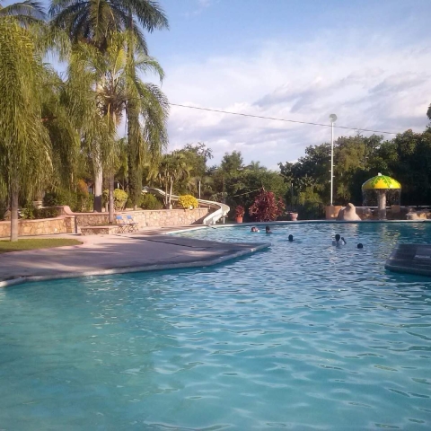 El clima caluroso de la zona surponiente hace que los balnearios reciban más visitas.