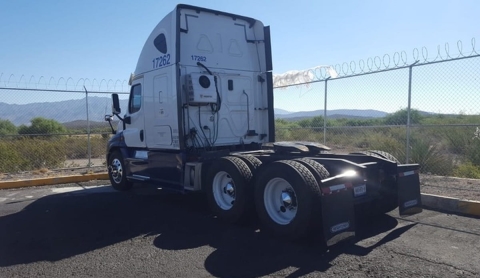 Desaparece tractocamión con todo y chofer en Gualupita