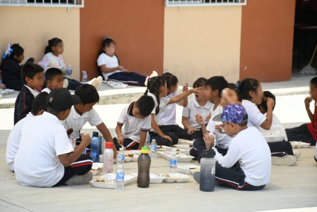 Opera DIF Jiutepec &#039;Comedor rodante comunitario&#039; en colonia Loma Bonita