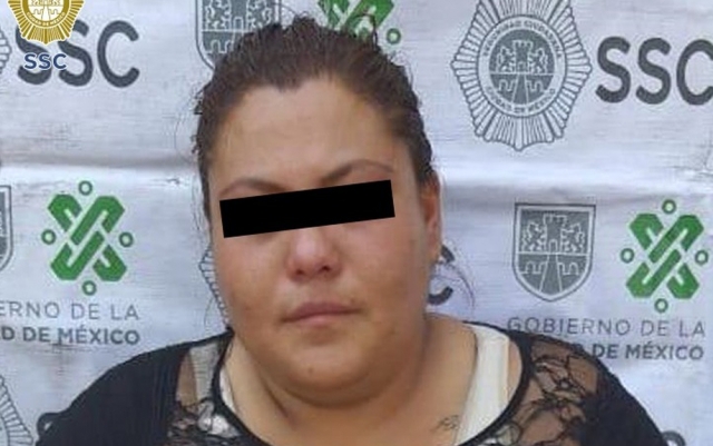 Detienen a mujer acusada de agredir a adulto mayor en CDMX.