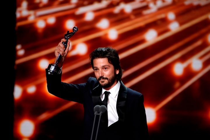 Con mensaje inclusivo recibe Diego Luna el premio Platino de Honor