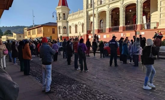 Vecinos de El Oro amarran a funcionarios durante protesta por falta de servicios