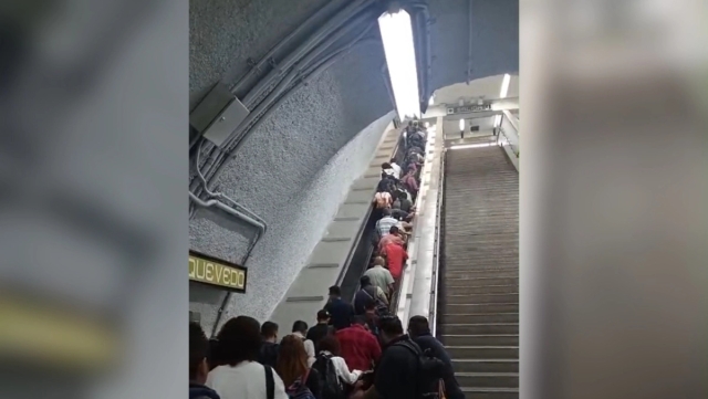 Accidente en escalera de L&iacute;nea 3 del Metro deja 11 heridos