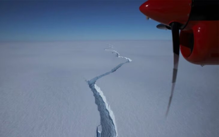 Un colosal iceberg se desprende en la Antártida