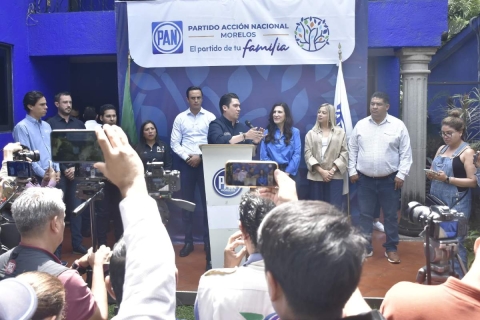 El líder nacional del PAN, Jorge Romero, se reunió ayer en Cuernavaca con diputados y alcaldes de ese partido en la entidad.   