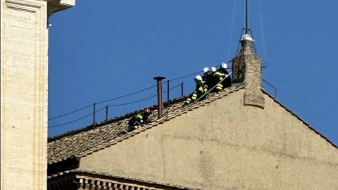El Vaticano instala la chimenea que anunciará al nuevo Papa en la Capilla Sixtina